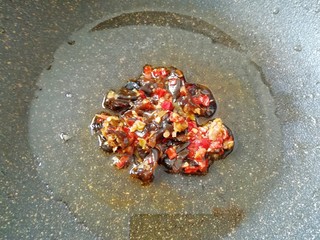 5、鱼香肉丝,锅底留余油继续烧热,下入鲜椒黑木耳酱炒香。