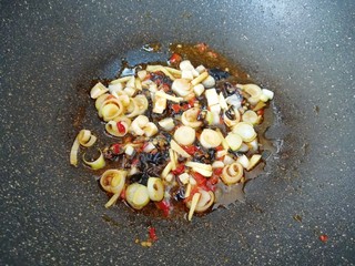 6、鱼香肉丝,下入葱姜蒜炒香。