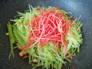 7、鱼香肉丝,下入莴笋和红萝卜丝翻炒均匀。