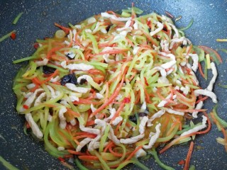 10、鱼香肉丝,加入生抽翻炒均匀。