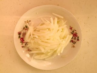 2、零失败的家常番茄鸡蛋面,把圆葱切成丝