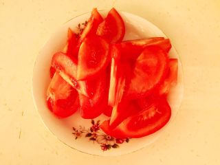 3、零失败的家常番茄鸡蛋面,把番茄顶部切成十字，用开水烫一下，剥皮后切成小块