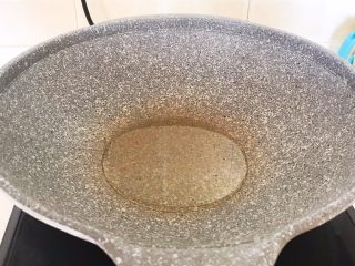 5、零失败的家常番茄鸡蛋面,炒锅烧热后加入1小勺玉米油