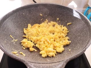 6、零失败的家常番茄鸡蛋面,油烧热后加入鸡蛋液，把鸡蛋炒成小块