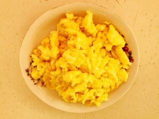 7、零失败的家常番茄鸡蛋面,把炒好的鸡蛋盛出来