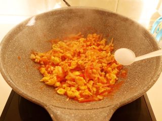 12、零失败的家常番茄鸡蛋面,翻炒均匀后加入精盐调味