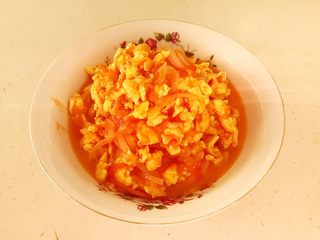 13、零失败的家常番茄鸡蛋面,把炒好的番茄炒蛋盛出来备用