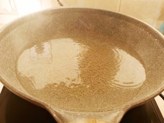 14、零失败的家常番茄鸡蛋面,锅里加入冷水