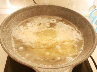 16、零失败的家常番茄鸡蛋面,大火煮开