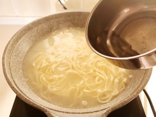 17、零失败的家常番茄鸡蛋面,加入100ml冷水，煮开即可