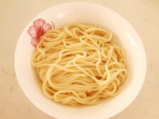 18、零失败的家常番茄鸡蛋面,把煮好的面条捞出来