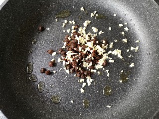 8、回锅藕片,锅中留适量底油，下入豆豉和蒜末。