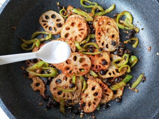 14、回锅藕片,加一丢丢白糖。