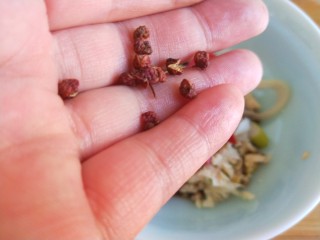 7、自制辣条,加几粒花椒去腥。