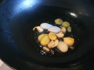 12、自制辣条,多余的油倒出来留下少许油炸香葱姜蒜。在捞出来，倒入白芝麻，孜然粉，五香粉，辣椒粉翻炒，倒入炸制好的肉条。