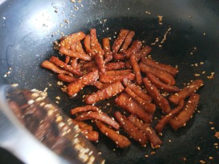 13、自制辣条,翻炒均匀即可。