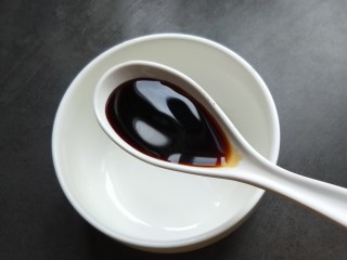 6、鱼香地三鲜,做一个鱼香汁:碗内放两勺生抽。