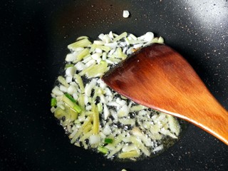 18、鱼香地三鲜,锅内留底油，放生姜大蒜爆香。