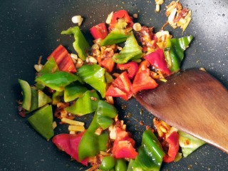 20、鱼香地三鲜,放辣椒翻炒。