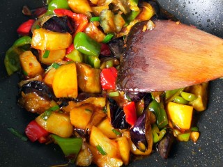 24、鱼香地三鲜,放香葱，翻炒均匀即可出锅啦！