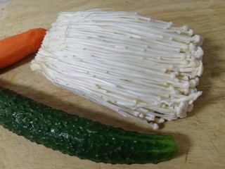 1、黄瓜凉拌金针菇,主料：黄瓜，金针菇。配料：胡萝卜。