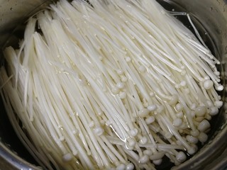 2、黄瓜凉拌金针菇,金针菇切掉尾部1cm，撕成小朵清水洗干净。