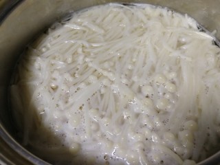 3、黄瓜凉拌金针菇,水开放入金针菇，焯水半分钟。