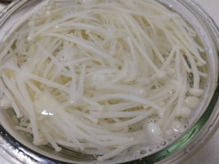 4、黄瓜凉拌金针菇,捞出过凉水。