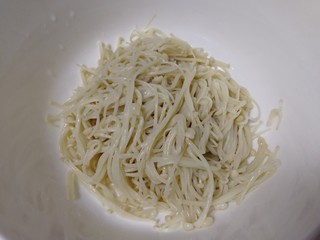 5、黄瓜凉拌金针菇,控水后放入一大碗里。