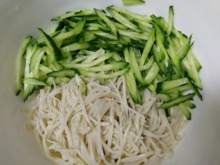 6、黄瓜凉拌金针菇,黄瓜洗干净，切细条，放入大碗里。