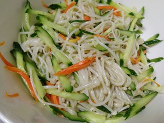 9、黄瓜凉拌金针菇,放入大碗里，拌匀。