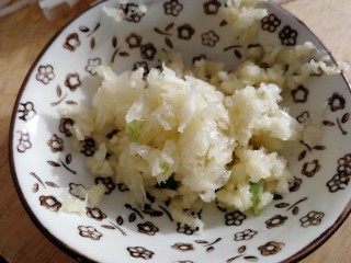 10、黄瓜凉拌金针菇,2瓣蒜压成泥。