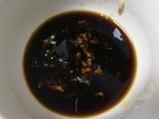 11、黄瓜凉拌金针菇,调一下料汁：放入蒜泥，2汤匙生抽➕3汤匙香醋。