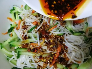 14、黄瓜凉拌金针菇,把拌匀的料汁浇在金针菇和黄瓜丝上。