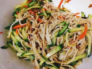 15、黄瓜凉拌金针菇,翻拌均匀即可，清脆爽口，酸辣开胃。