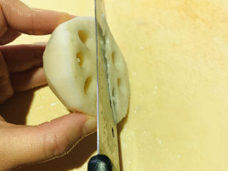 1、醋溜藕片,莲藕洗净切薄片；