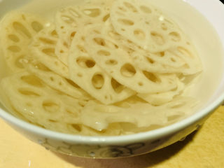 2、醋溜藕片,莲藕中淀粉教多，切好后用水冲洗，净泡清水中，可以防止变色；