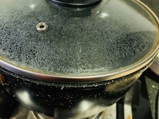 5、醋溜藕片,盖住锅盖，将清水煮开；