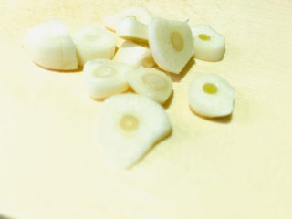 6、醋溜藕片,蒜头去皮，切薄片；