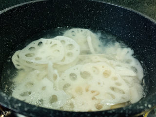 7、醋溜藕片,锅里水煮开后，放入藕片，煮1分钟，捞出；