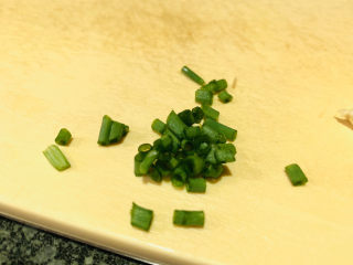 8、醋溜藕片,葱洗净，剪颗粒；