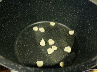 9、醋溜藕片,锅里加油，放蒜片，大火炒香；