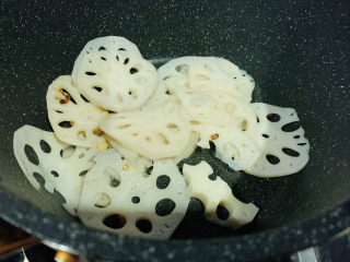 10、醋溜藕片,加入捞好的藕片，中火煸炒；