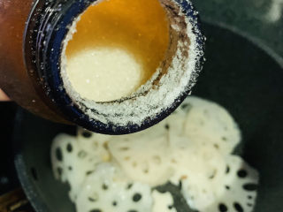 11、醋溜藕片,调小火，加1勺白糖；