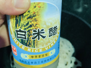 12、醋溜藕片,加两勺白醋；