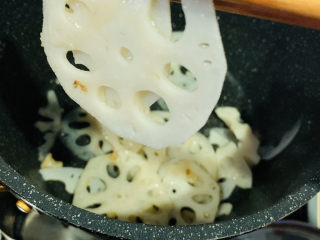 15、醋溜藕片,全部调料，大火炒均匀，就可以出锅，藕片薄脆；