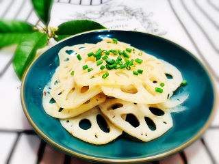 16、醋溜藕片,撒上葱粒，醋溜莲藕完成了！