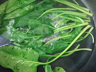 2、菠菜蛋卷,放入开水锅中焯水