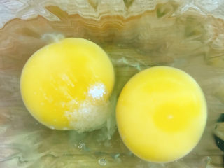 4、菠菜蛋卷,鸡蛋打入碗中,放盐