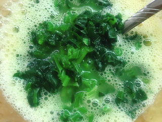 6、菠菜蛋卷,将菠菜碎放入蛋液中